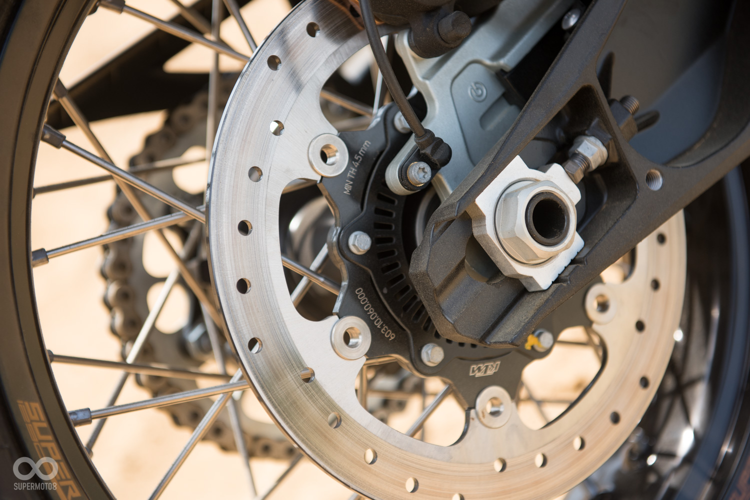 後製動為Brembo所生產的單向雙活塞卡鉗搭上268mm浮動碟