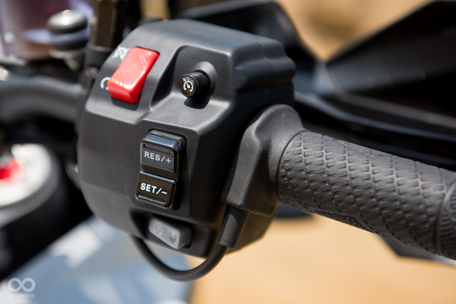 右側把手則加入了定速裝置,讓長距離巡航輕鬆許多