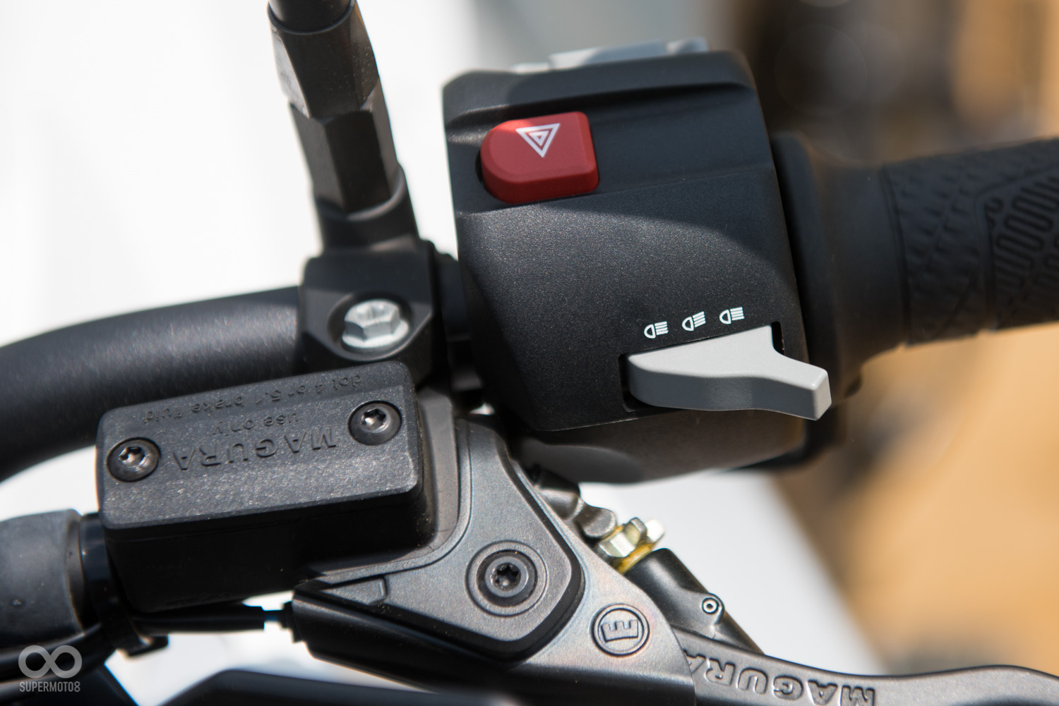 遠燈的開關與PASS燈整合,壓下是PASS燈,前推節可切換為遠燈