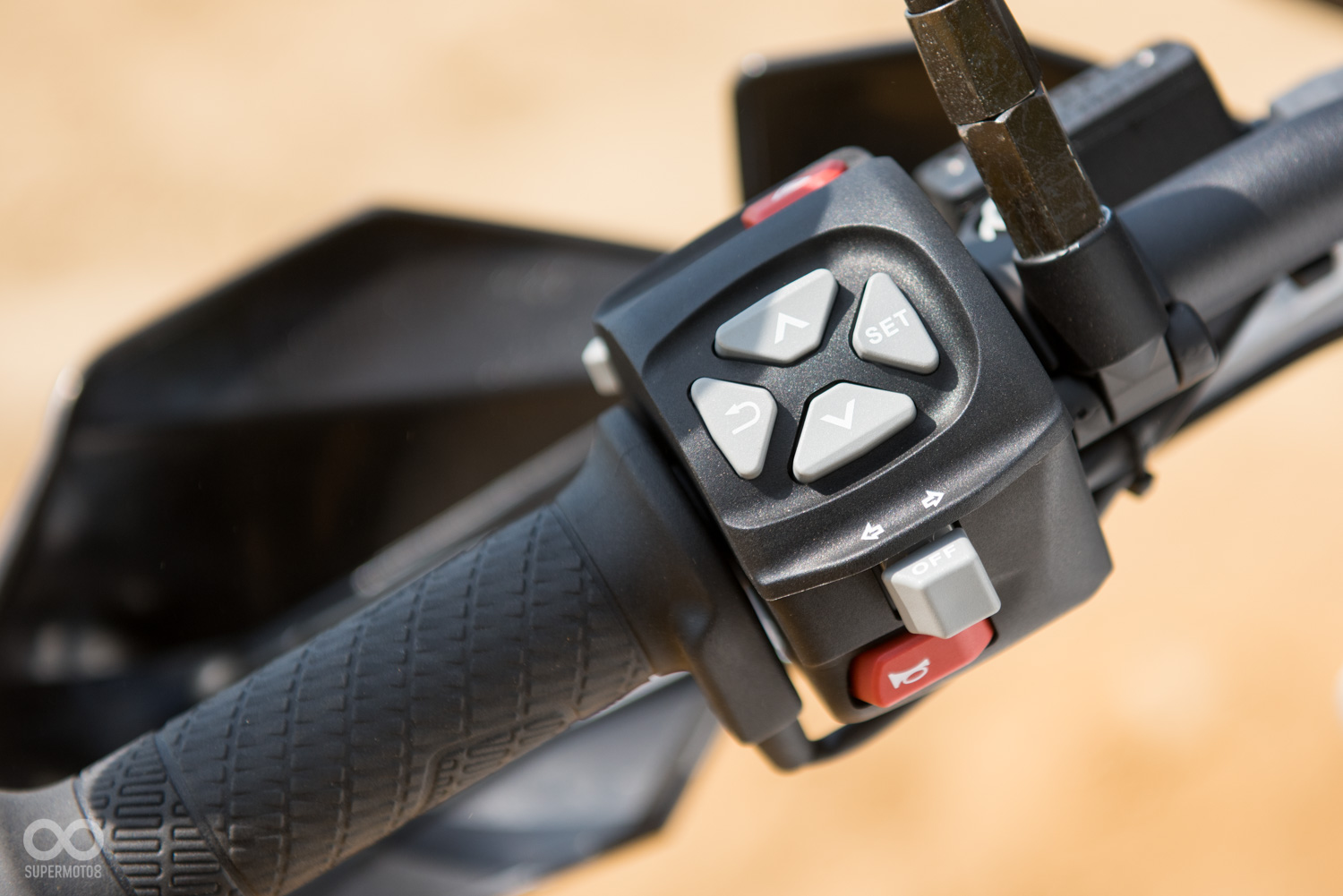 儀表板內的選單全都透過左側把手上的十字按鍵進行調整