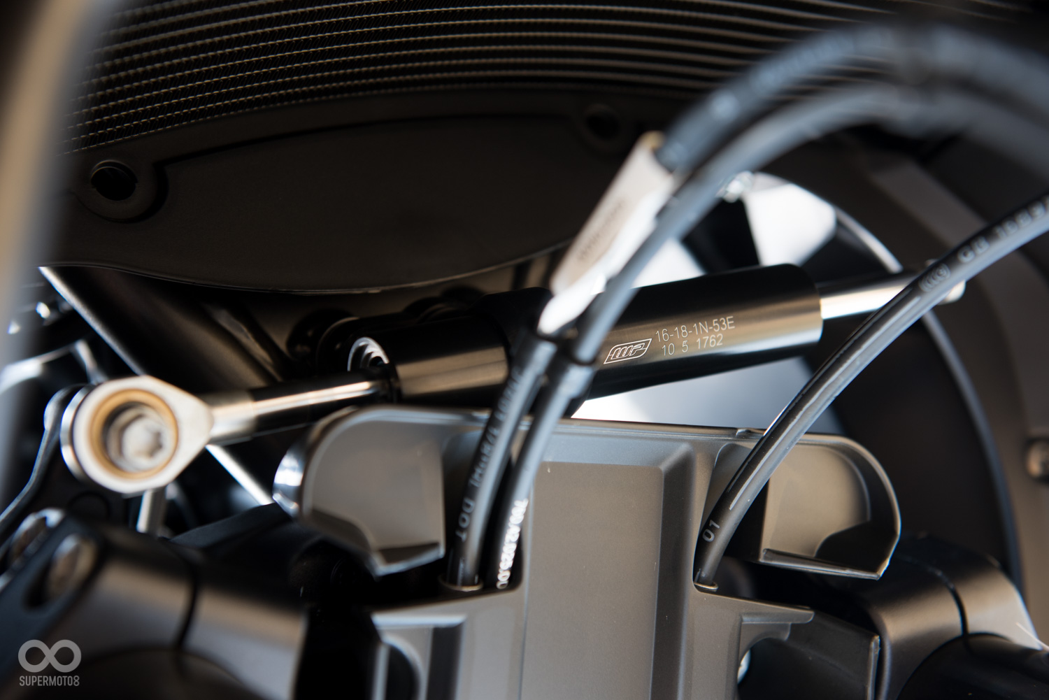 同為WP所製造的電子則是藏在三角台下方