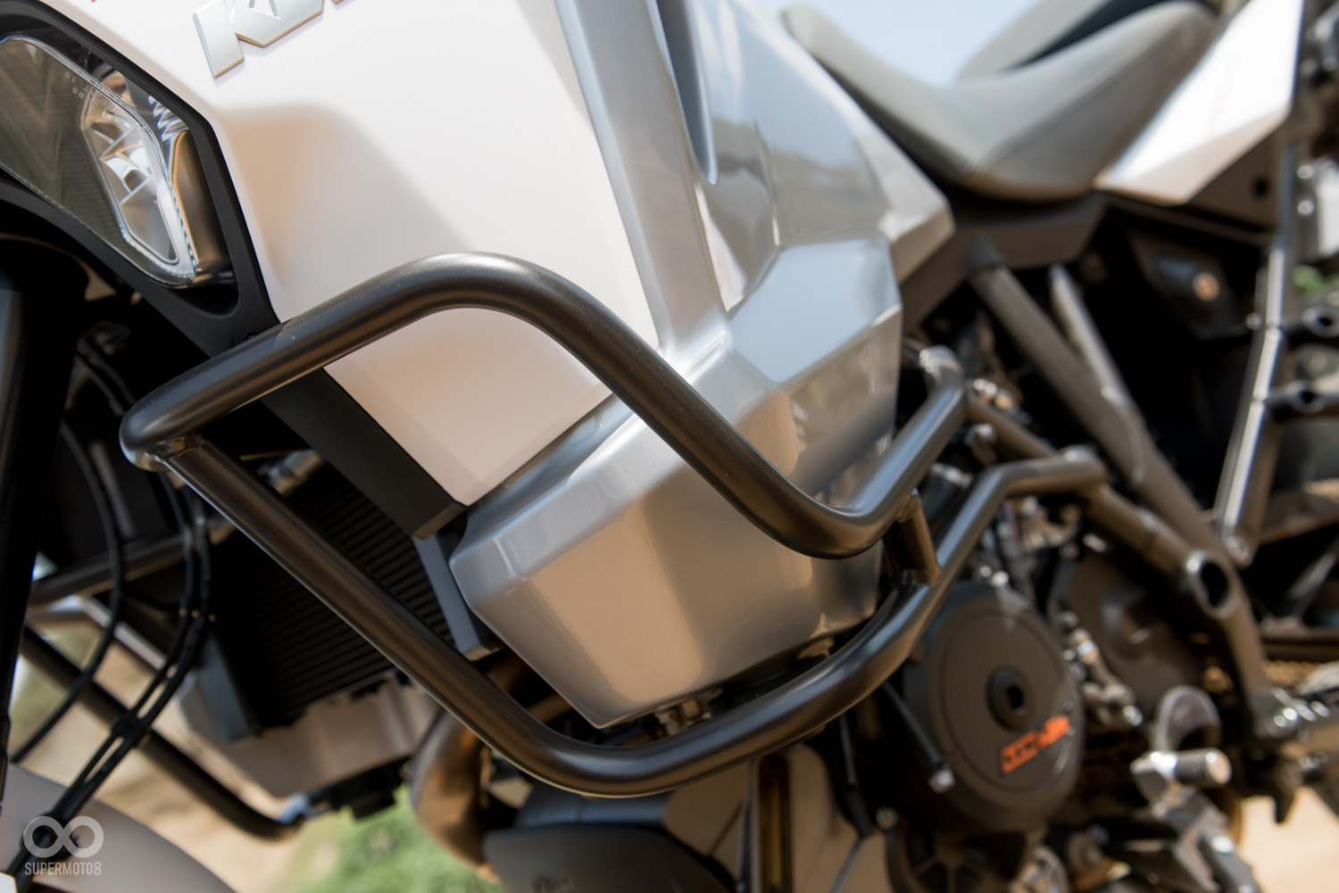 原廠標配的保桿能有效避免倒車時車輛受損