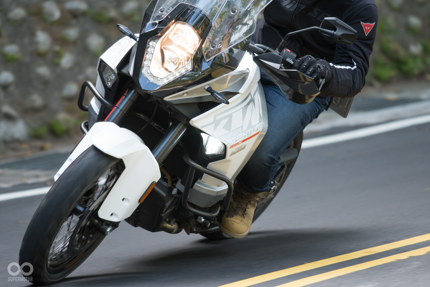 1290 Super Adventure在車身的兩側加入了照明輔助,過彎時便會自動點亮,提升照明效果