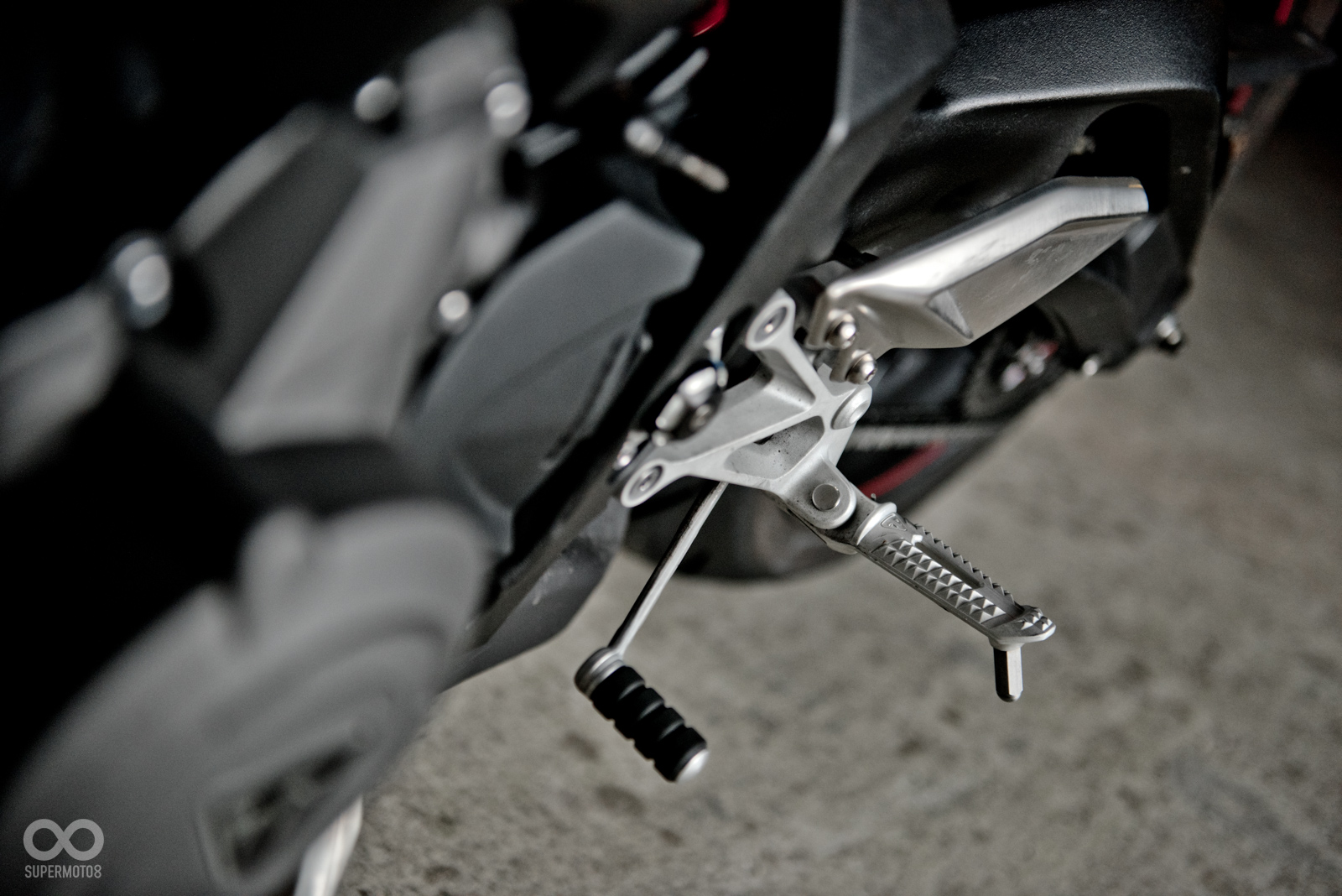 就連腳踏的表面都處理得相當細緻