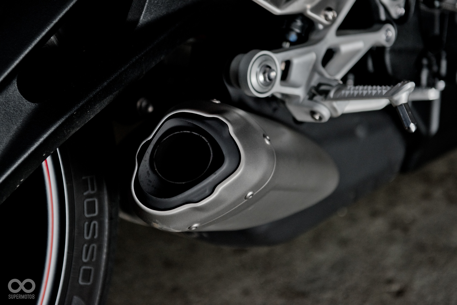 為因應Euro4的法規,排氣管下方的觸媒明顯加大不少,相信這也多少封印這顆引擎的真正實力吧