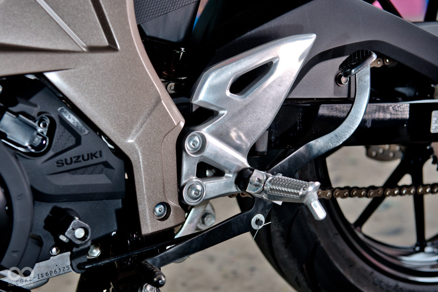 GSX-S150在打檔感的設計相當特別,可以使用前端勾踩,也可使用後端踩踏升檔