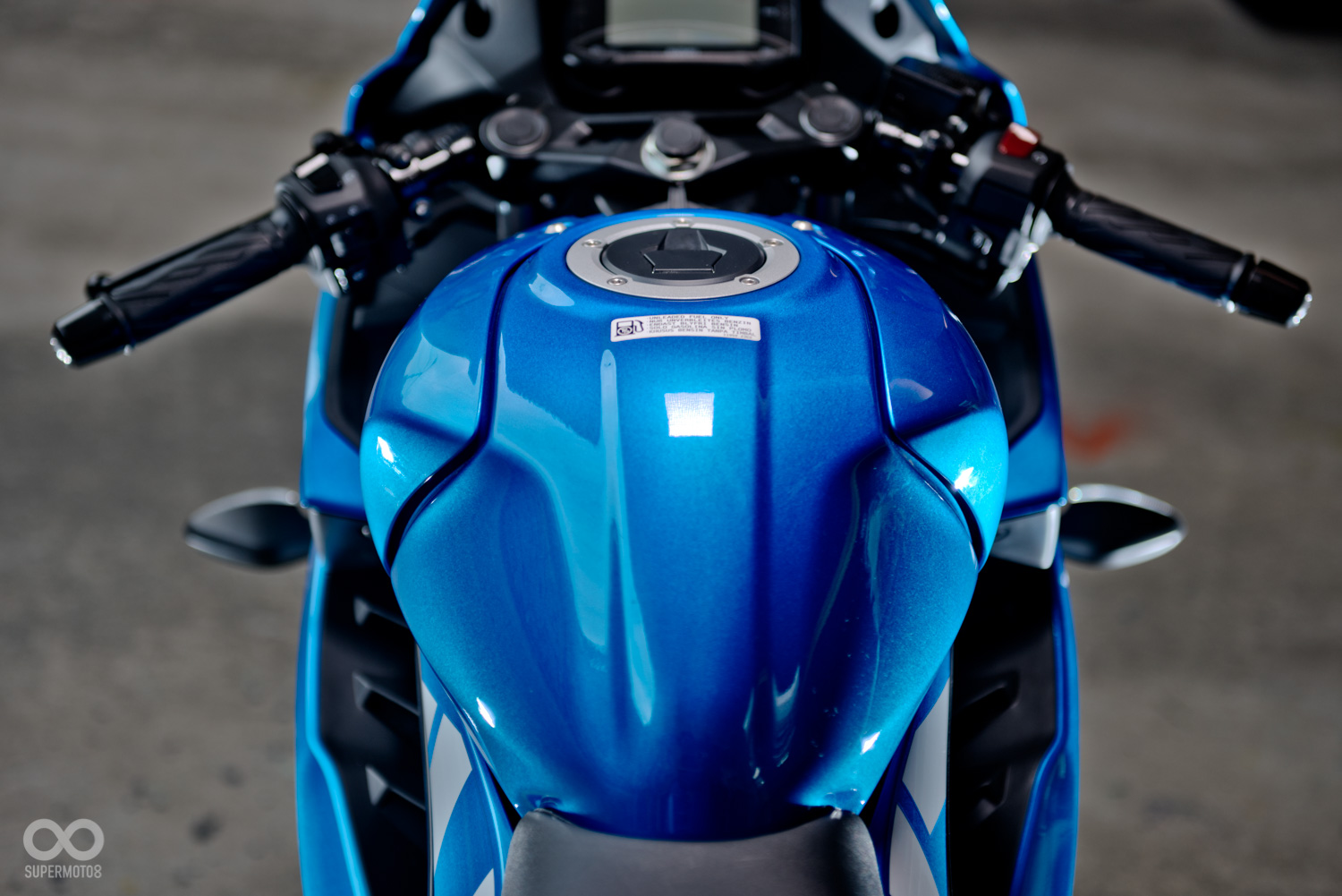 油箱後端的造型與GSX-S150完全相同,但前端的殼件略有不同,以應對不同的騎乘姿勢