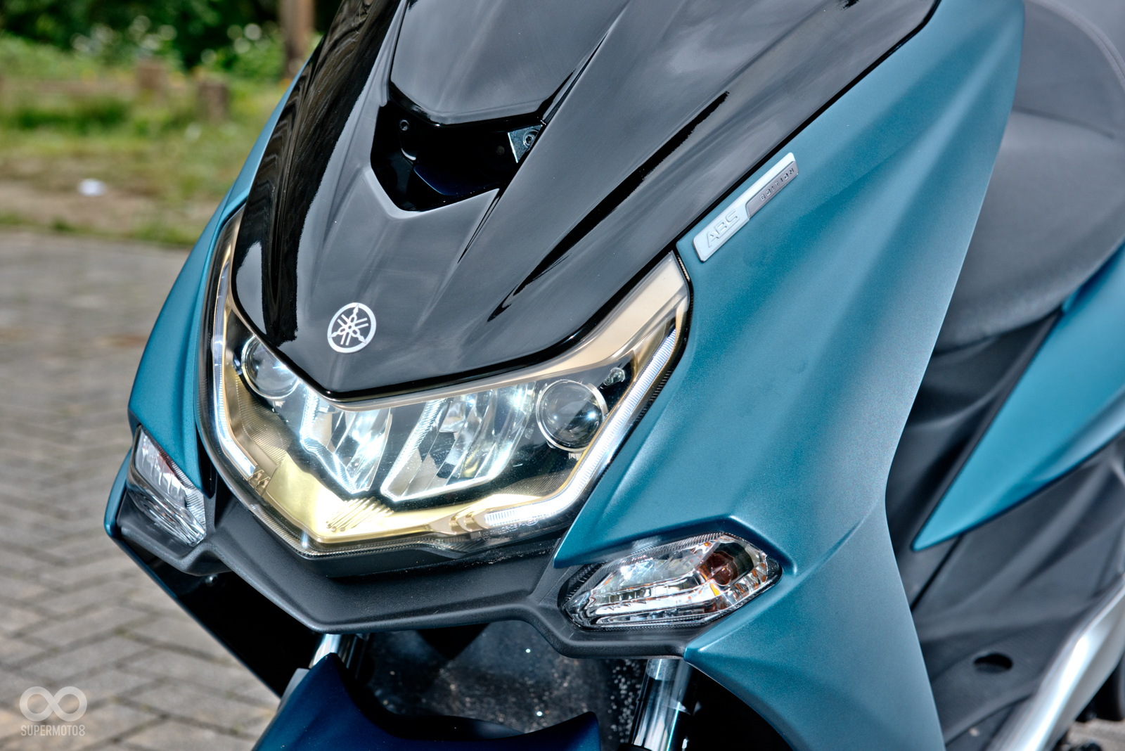 因應六期法規,燈具也改成了全時點燈,右側把手上的大燈開關也因此去除