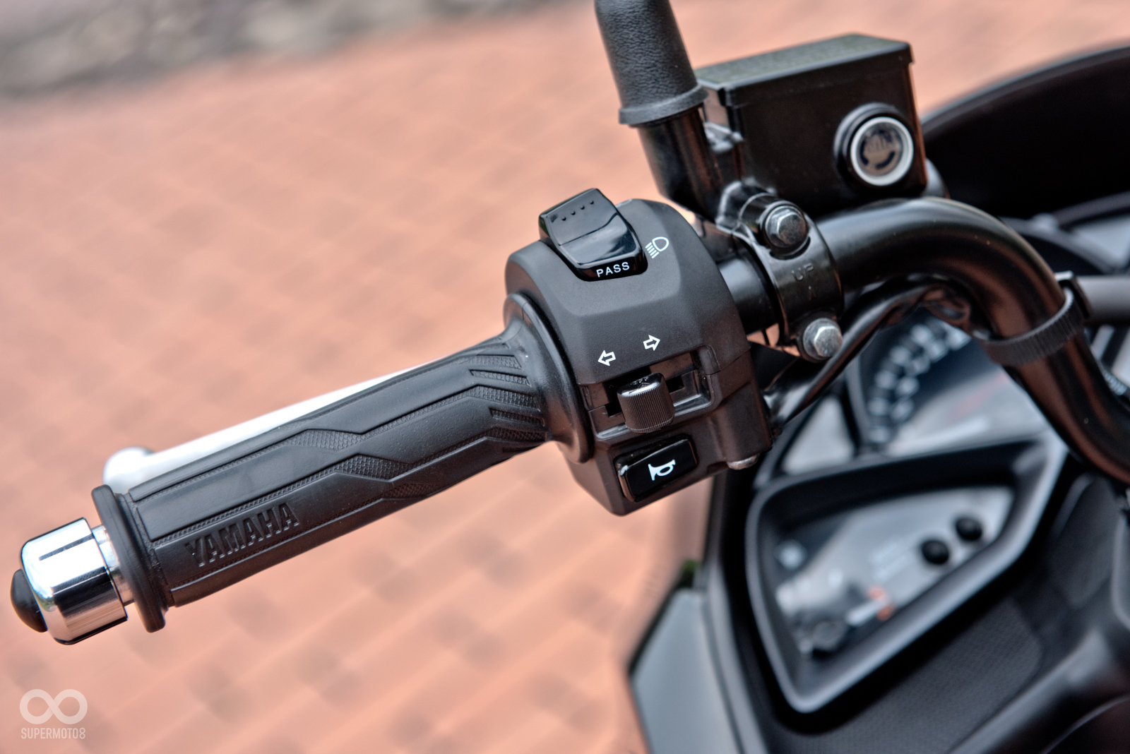 左側的把手按鍵配置與前代相同