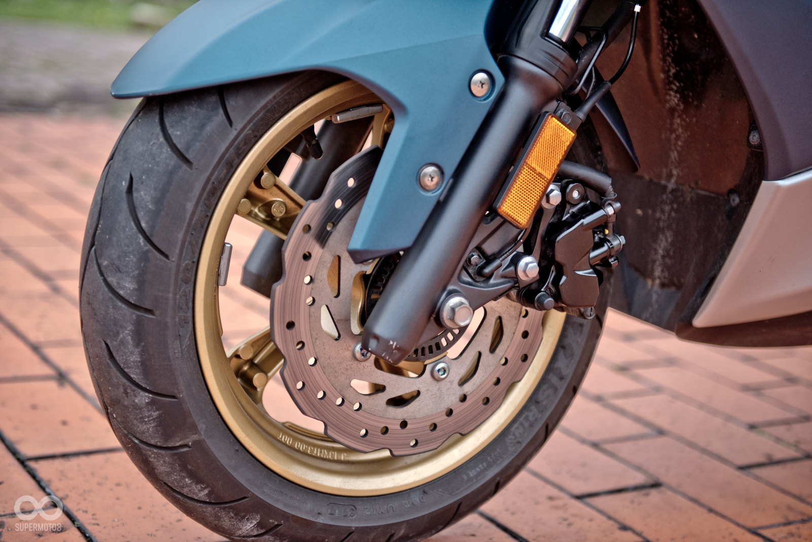 制動使用前267mm浪花碟 後245mm打孔碟,搭配上第三代的ADVICS ABS系統,創造出重車等級的高階手感