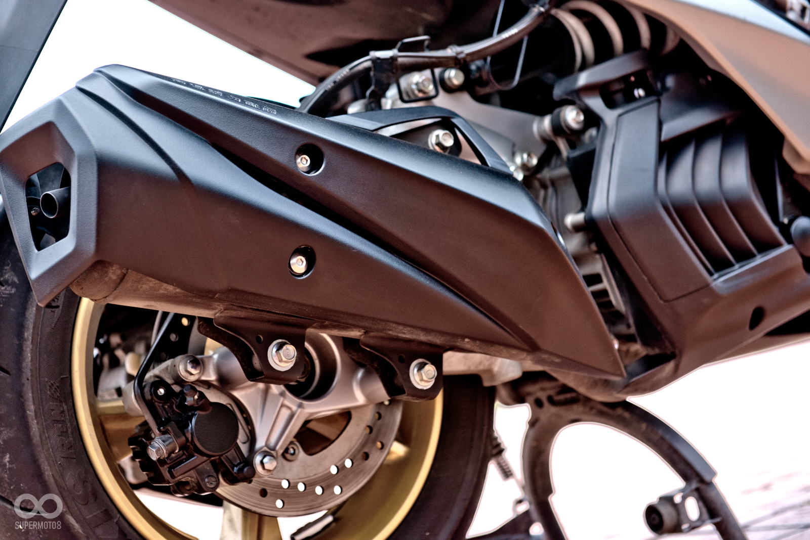 除了引擎升級到六期環保規格,排氣管也換上了全新的造型