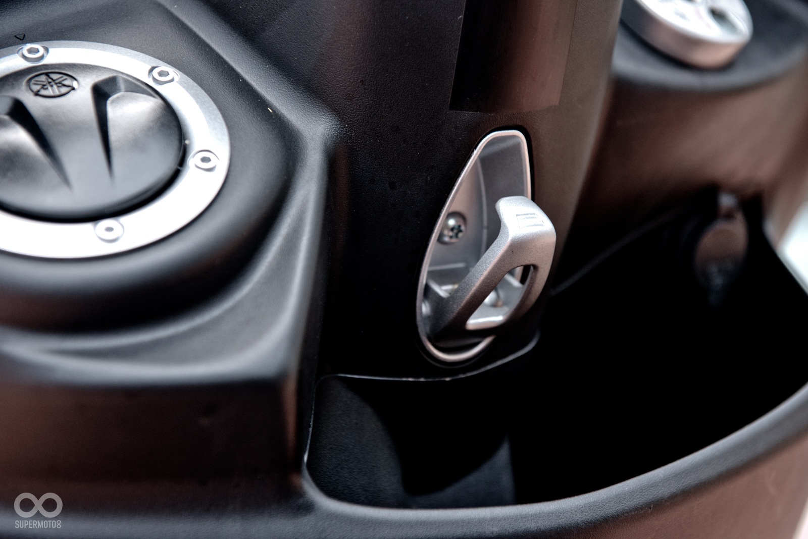 全新的設計讓前置物空間內的寶特瓶更不容易跳脫,12V的電源供應器更是3C世代不可或缺的好夥伴