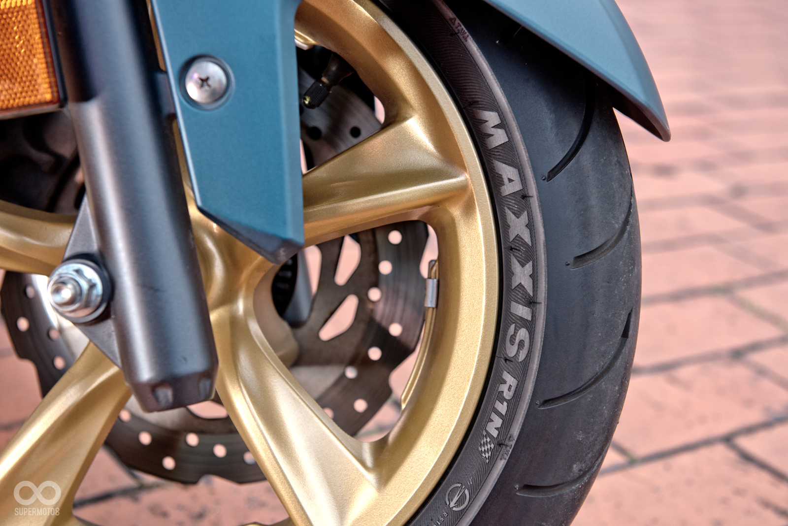 配胎使用MAXXIS旗下最新的性能街跑胎R1N,抓地力有感提升