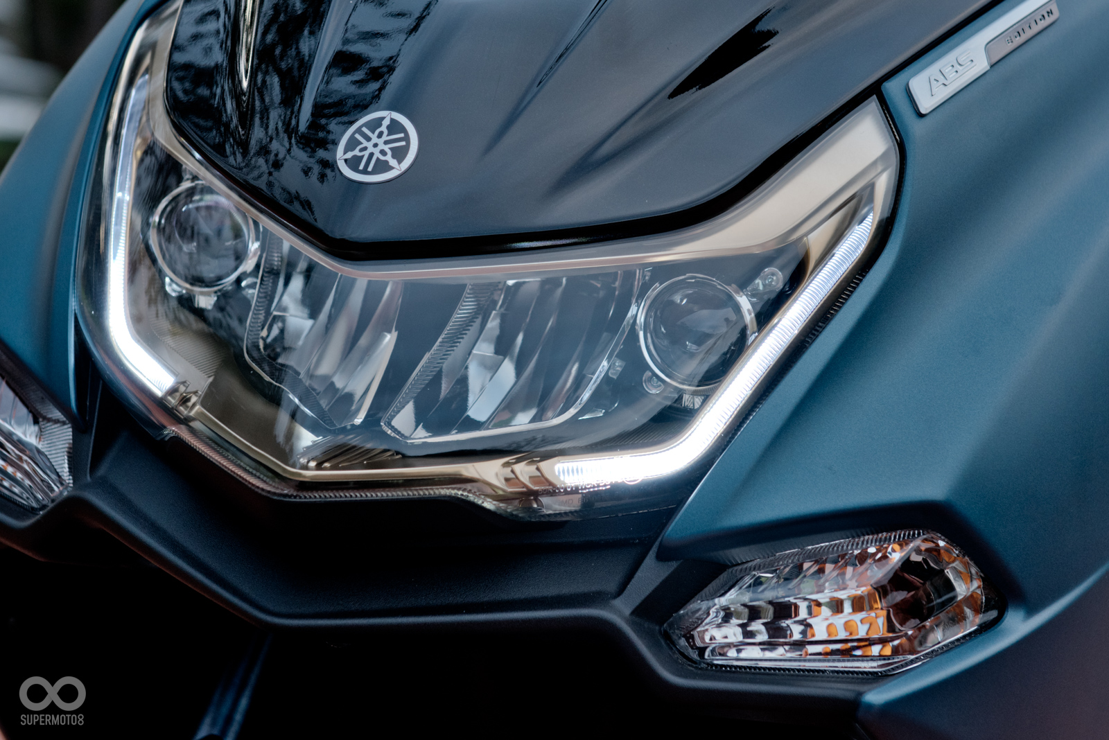 大燈改為全LED燈具,凝縮式的小型化設計讓眼神更加銳利,許多的細節中也不難看出MAX家族的設計語言