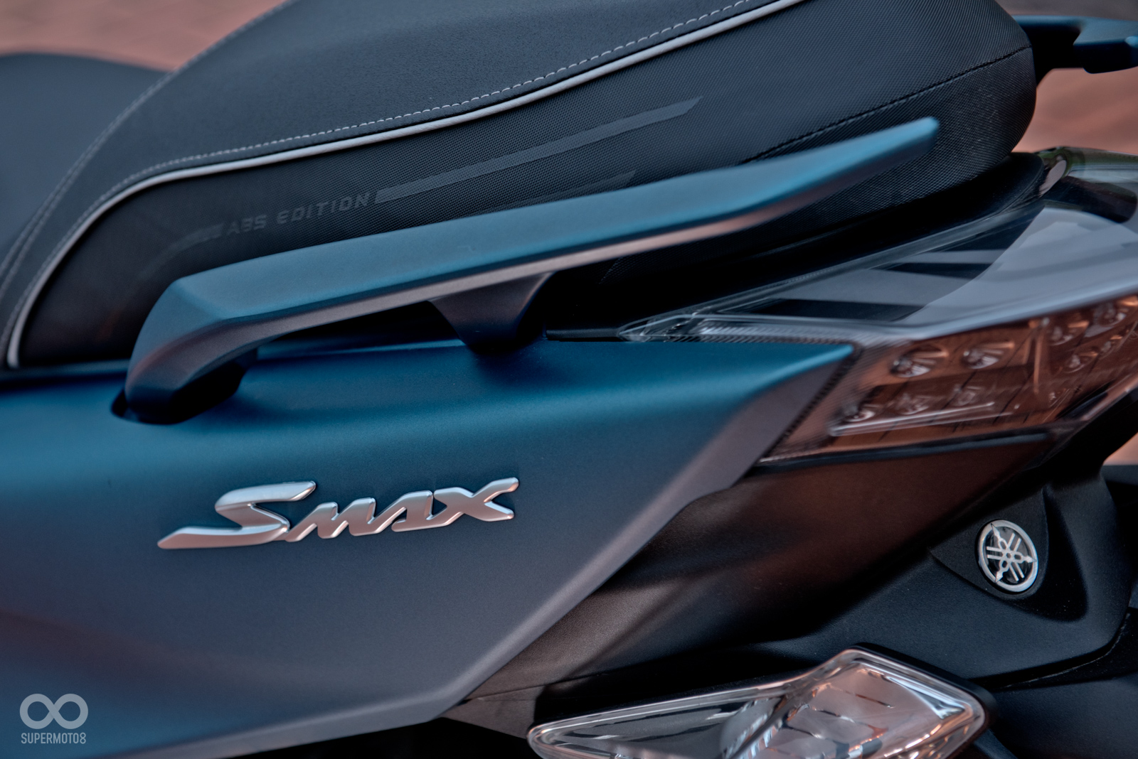 在最高規格的ABS Edition上,大燈旁與椅墊側邊都烙上ABS Edition的字樣,就像是SMAX車系所散發出來的氣質,低調卻又不失質感