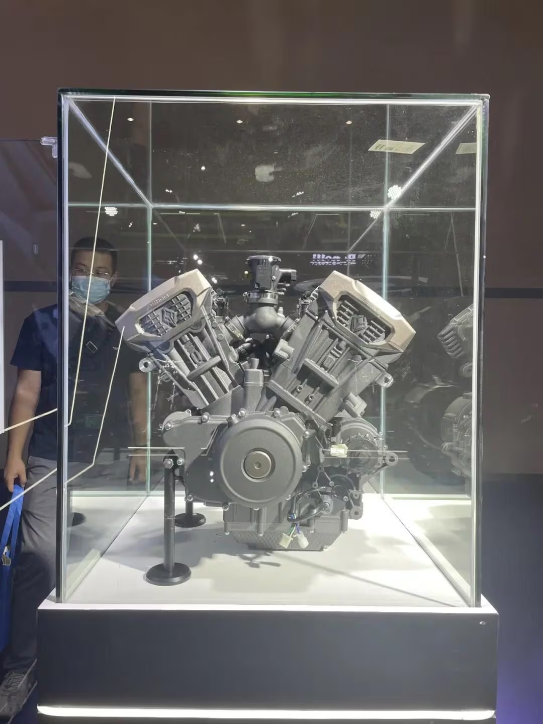 除了驚人的1600引擎外,Benda 也有1200 V4的動力選擇