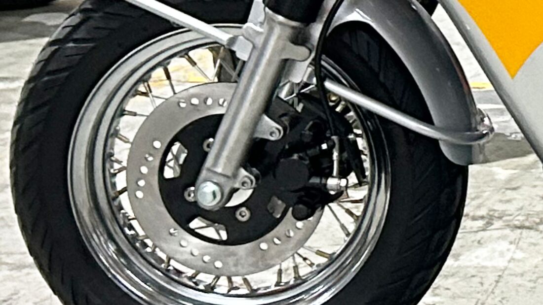 鋼絲輪框配上碟煞系統,還額外提供ABS版本可選配