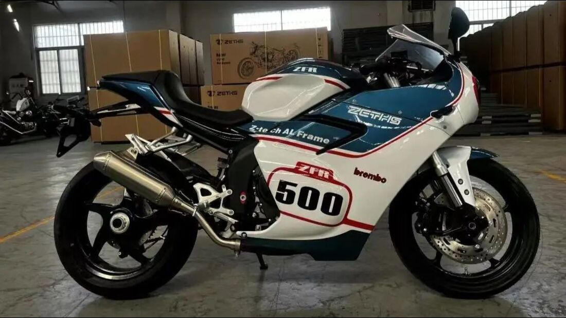 493c.c.並列雙缸引擎擁有53HP的馬力，煞車使用可調前倒叉，前煞車疑似為BREMBO製品