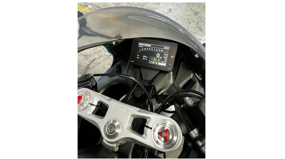 碩大圓潤的整流罩內，採用相當衝突的平板式TFT儀表