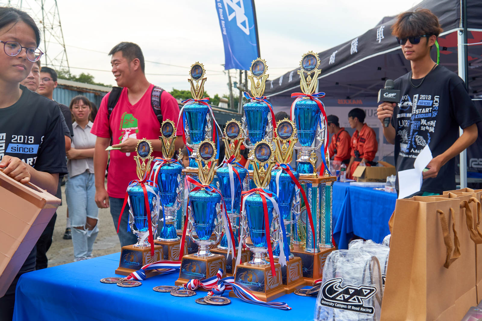 擺滿整張桌子的獎盃和獎品