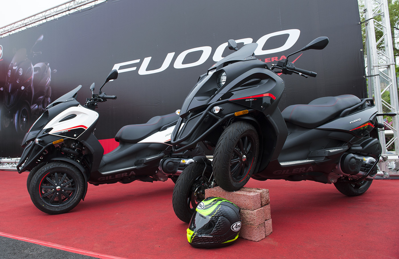 Gilera Fuoco 500ie 共推出黑白兩種車色