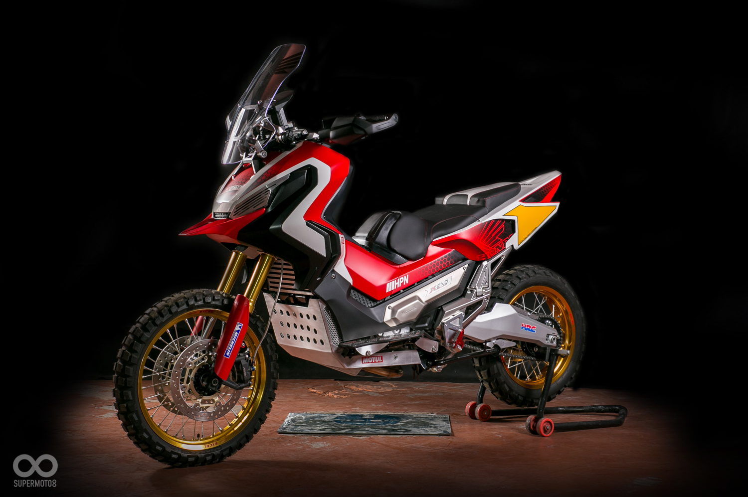 換上了X-END越野套件的X-ADV更有越野氣息和實力