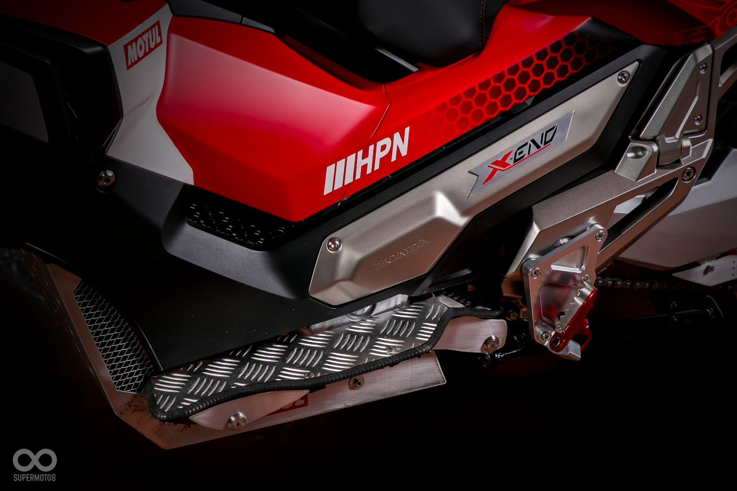 重新塑造的腳踏更符合越野需求。