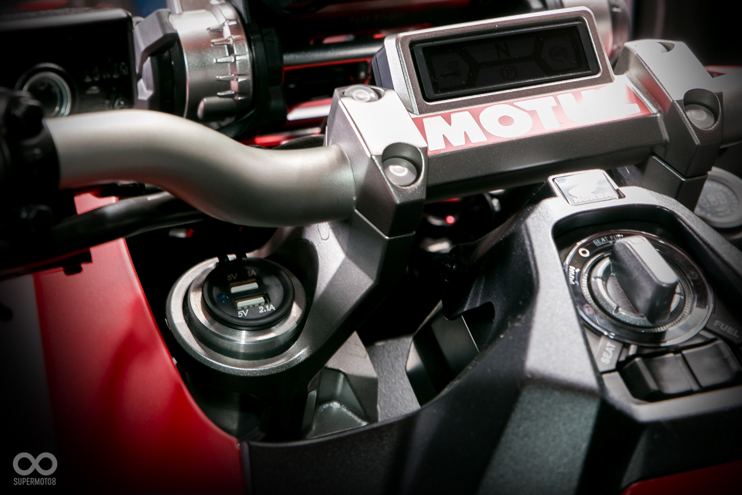 增加了電壓表、USB、ABS開關,兼具實用性與越野性能。