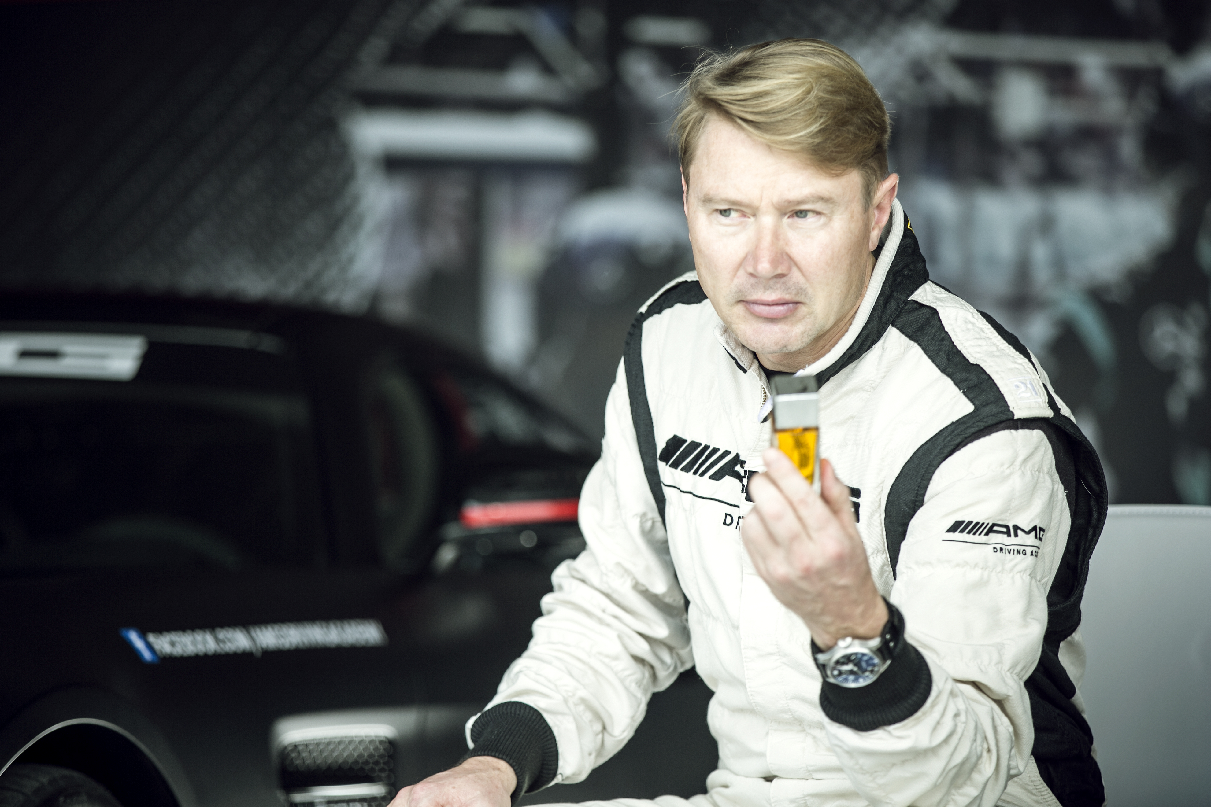 F1傳奇車手-芬蘭飛人Mika Häkkinen當時當任總教練帶領學員奔馳,並且做出燒胎表演