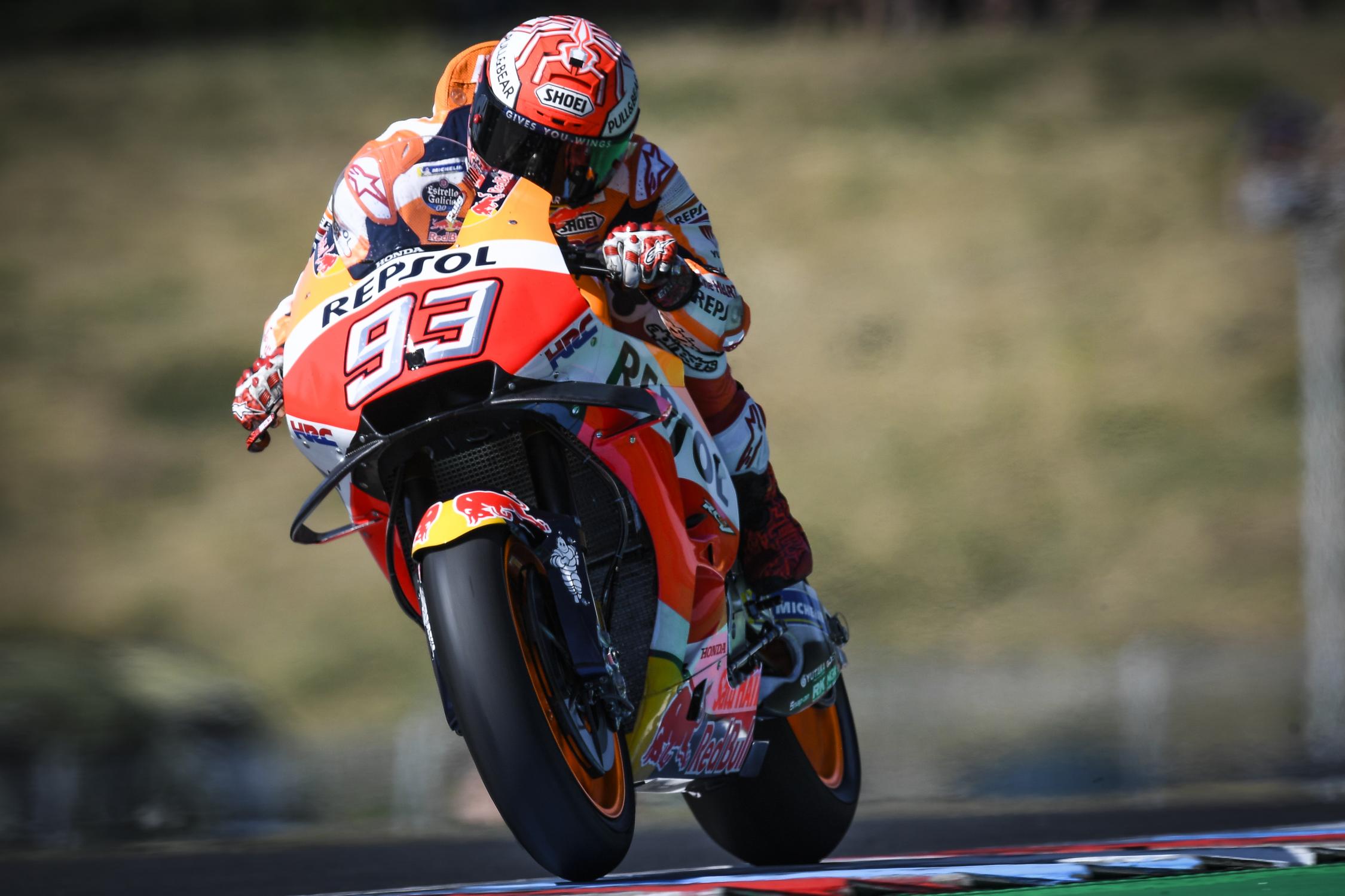 在Brno賽道上要超越兩台DUCATI非常困難!