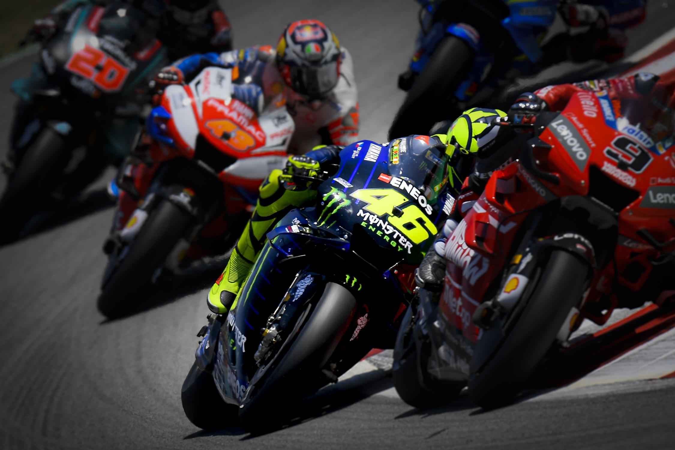 Rossi已經盡全力要避開前方摔車集團，但依然無力回天。