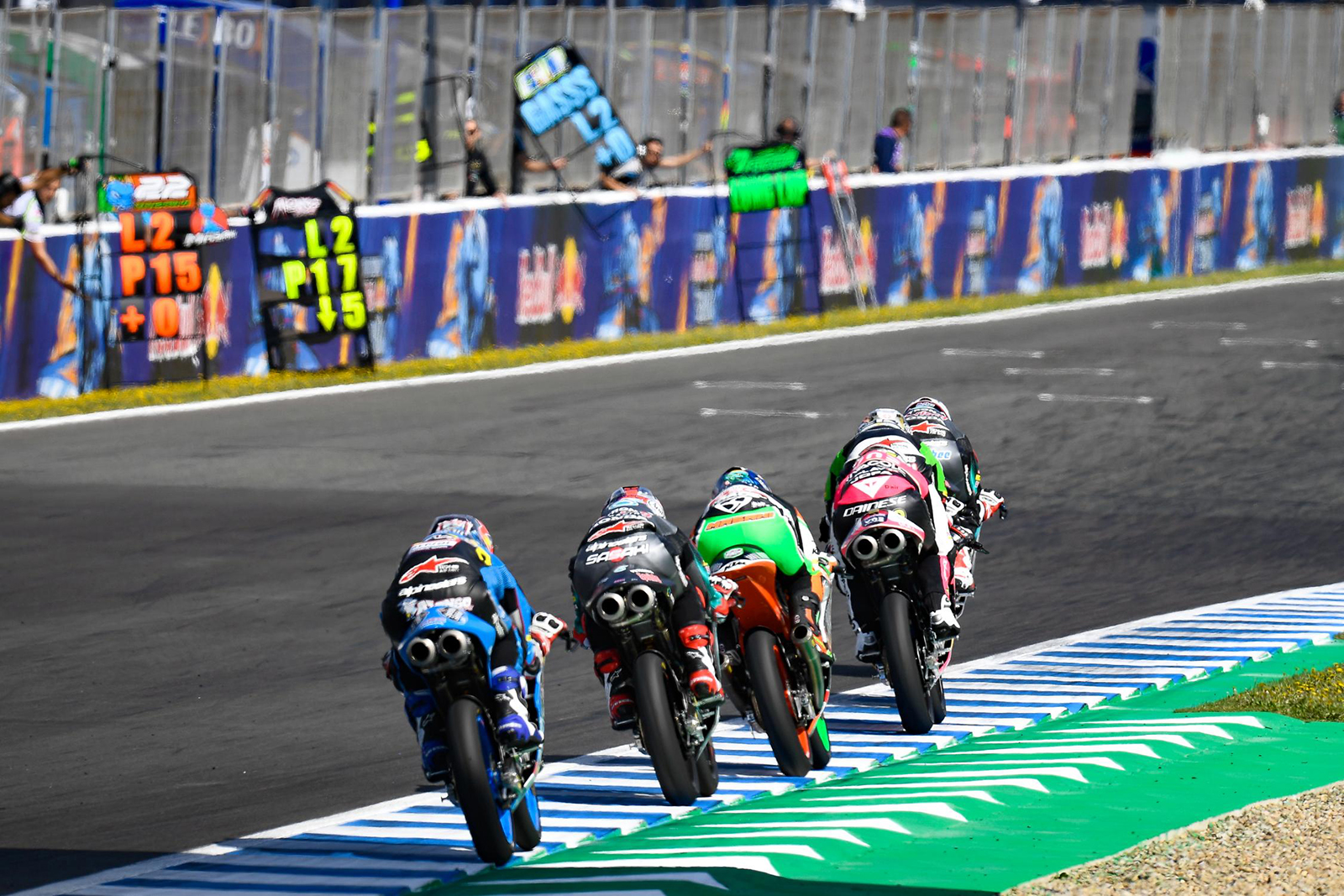 別小看Moto3 250cc的單缸引擎,擁有60匹馬力以及輕量化的車重,依舊能在賽道上跑出245公里的極限速度