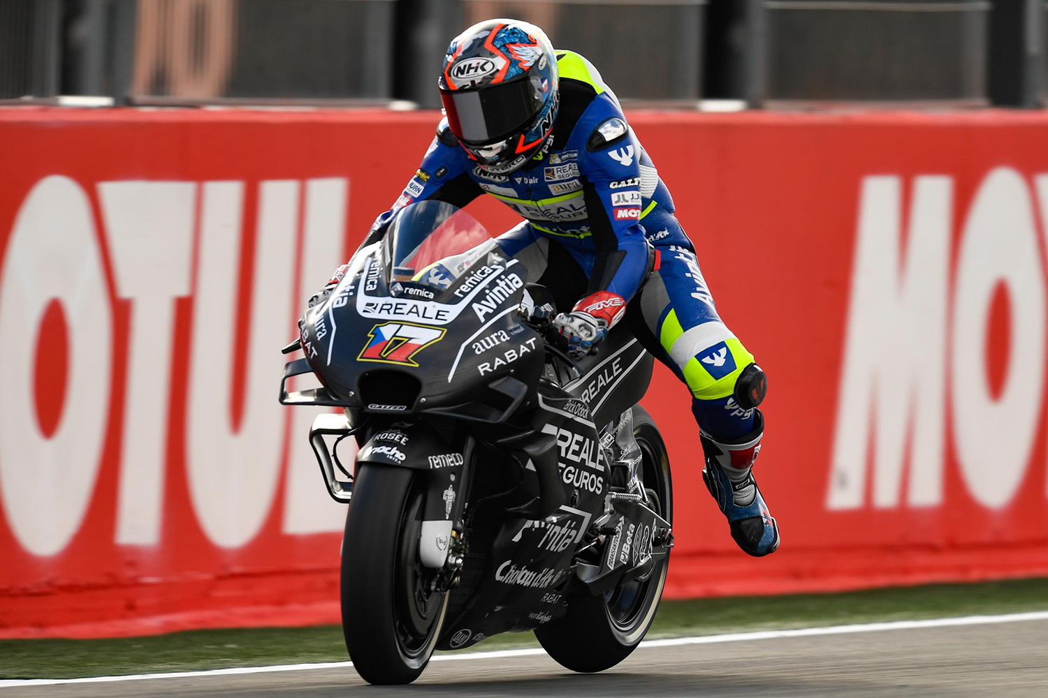 Karel Abraham雖然常常被車友嘲諷說是因為家裡有錢才能下場跑GP,但是AB哥也用實力證明自己不是跑好玩的!