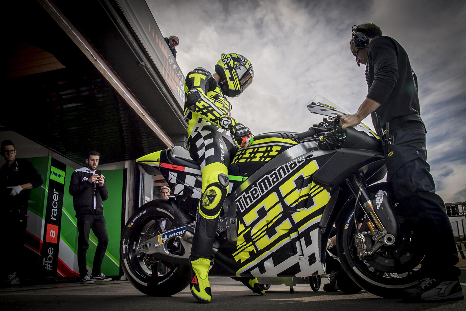 GP男模Iannone在離開了SUZUKI廠隊之後,加入了Aprilia,Iannone在今年跑出的成績也是相當的不錯,雖然摔車次數仍舊偏多,不過他展現出來的競爭力,真的是讓人覺得“瘋狂喬”回來了