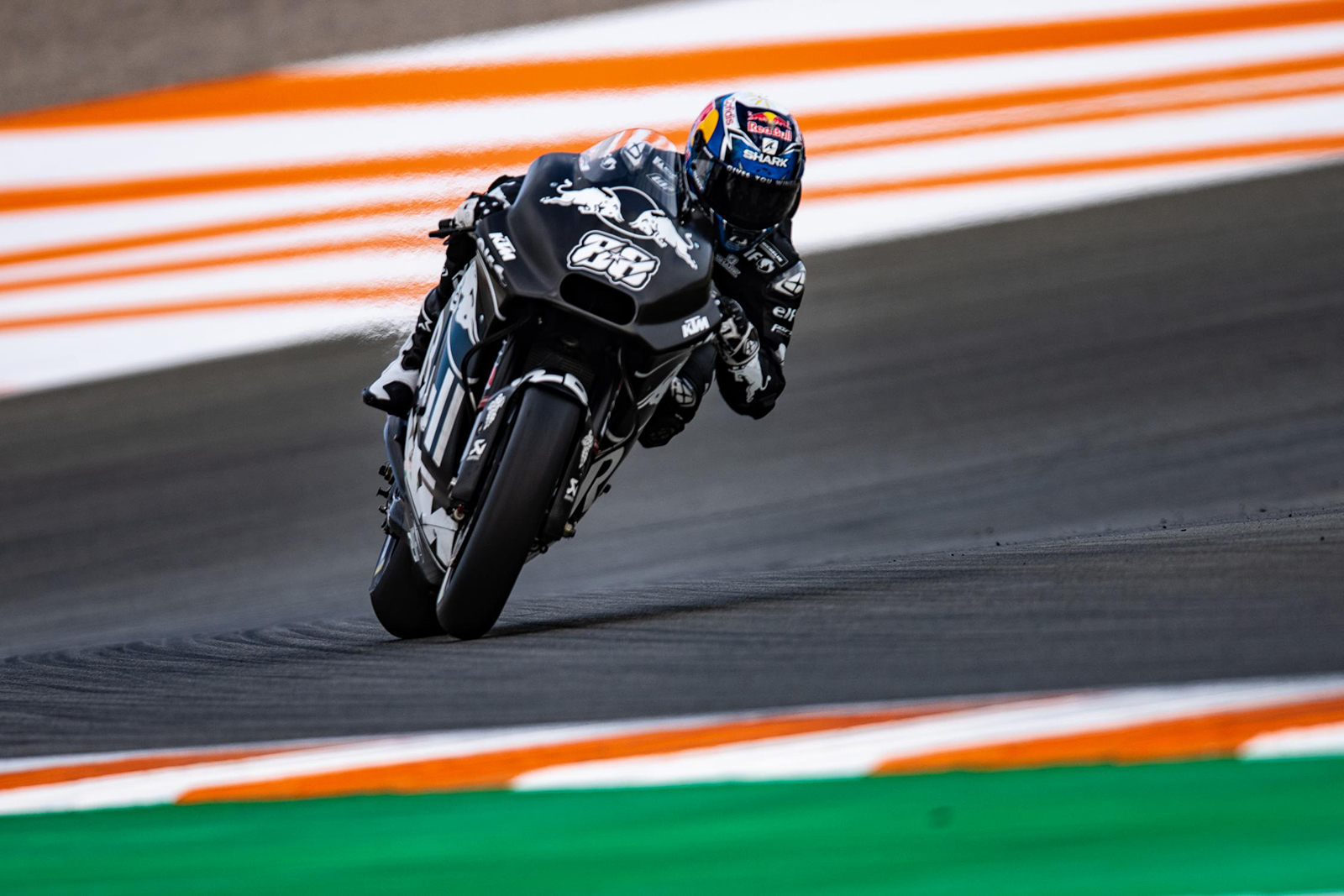 Syahrin也隨著Tech 3車隊加盟KTM而轉戰RC16