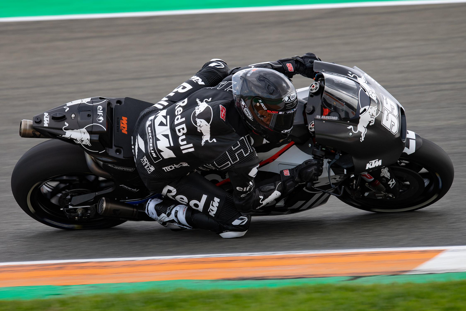 Red Bull KTM Tech 3在測試時使用的黑底白字塗裝,真的是非常的好看!