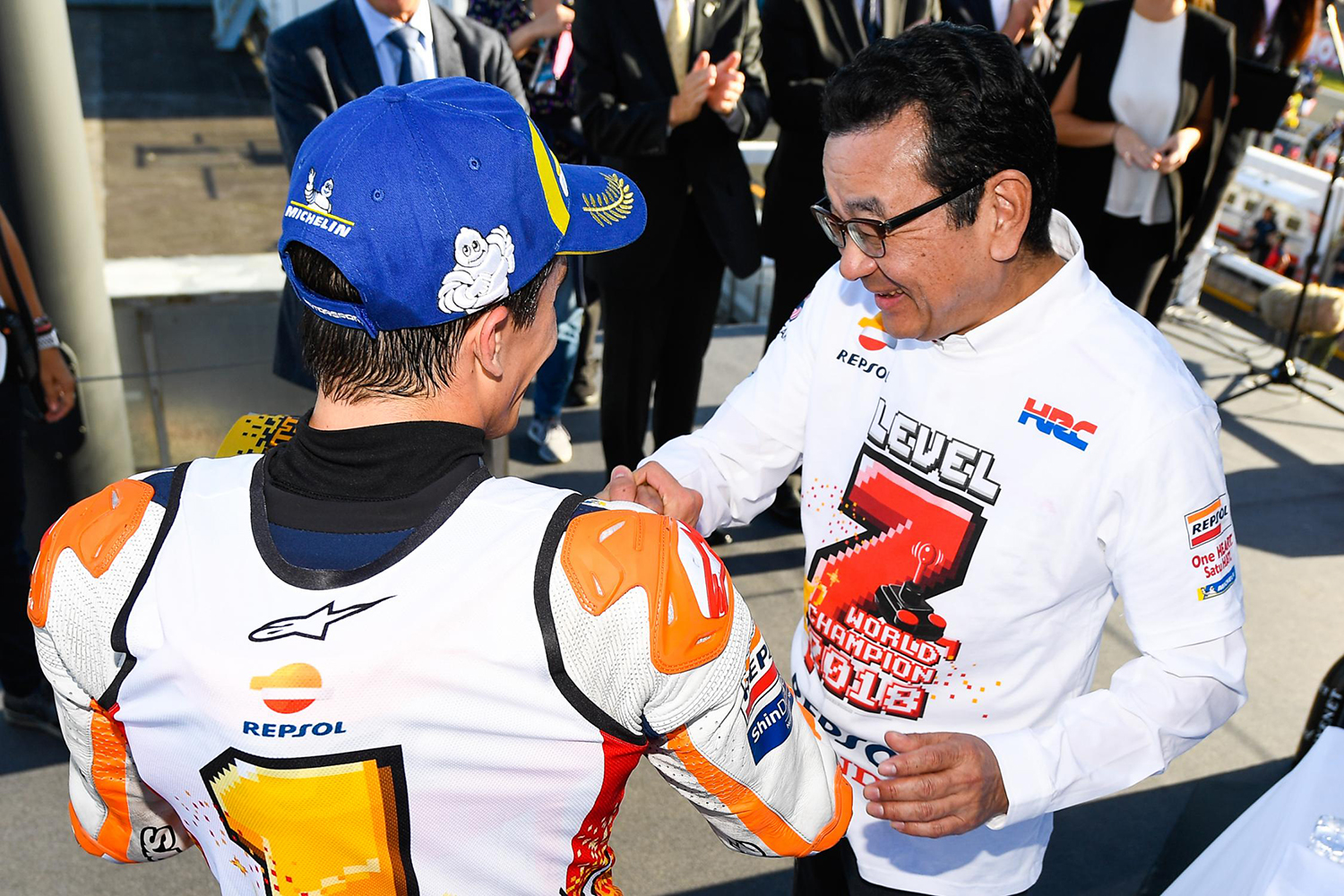 除了Marquez對於自己的第七冠到手感到興奮無比之外，HONDA的總裁也顯得臉上有光、走路有風啊！