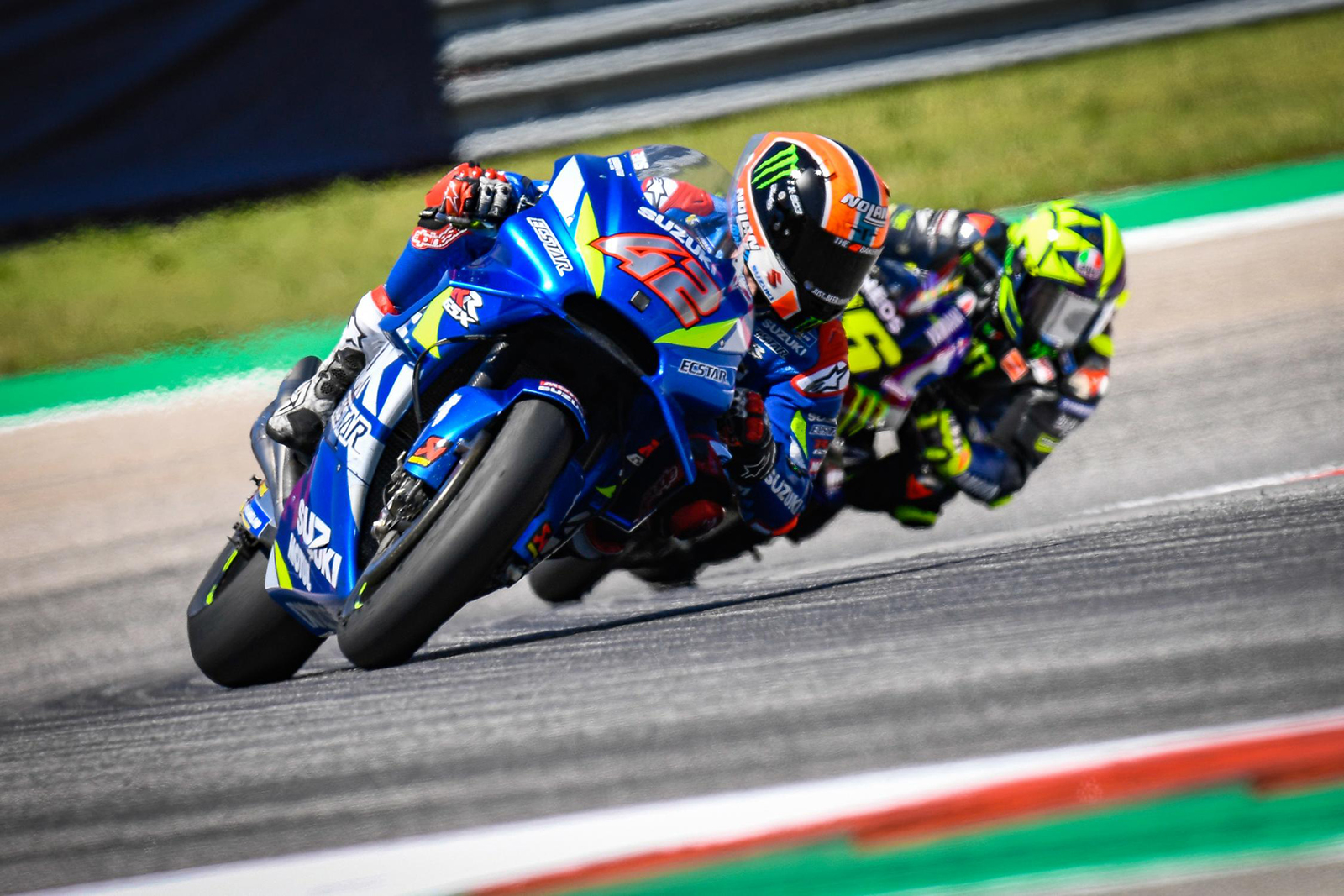 在比賽進入最後一圈,Rossi仍然沒有放棄,試圖拉近與Rins的距離,執行最後一次的攻擊