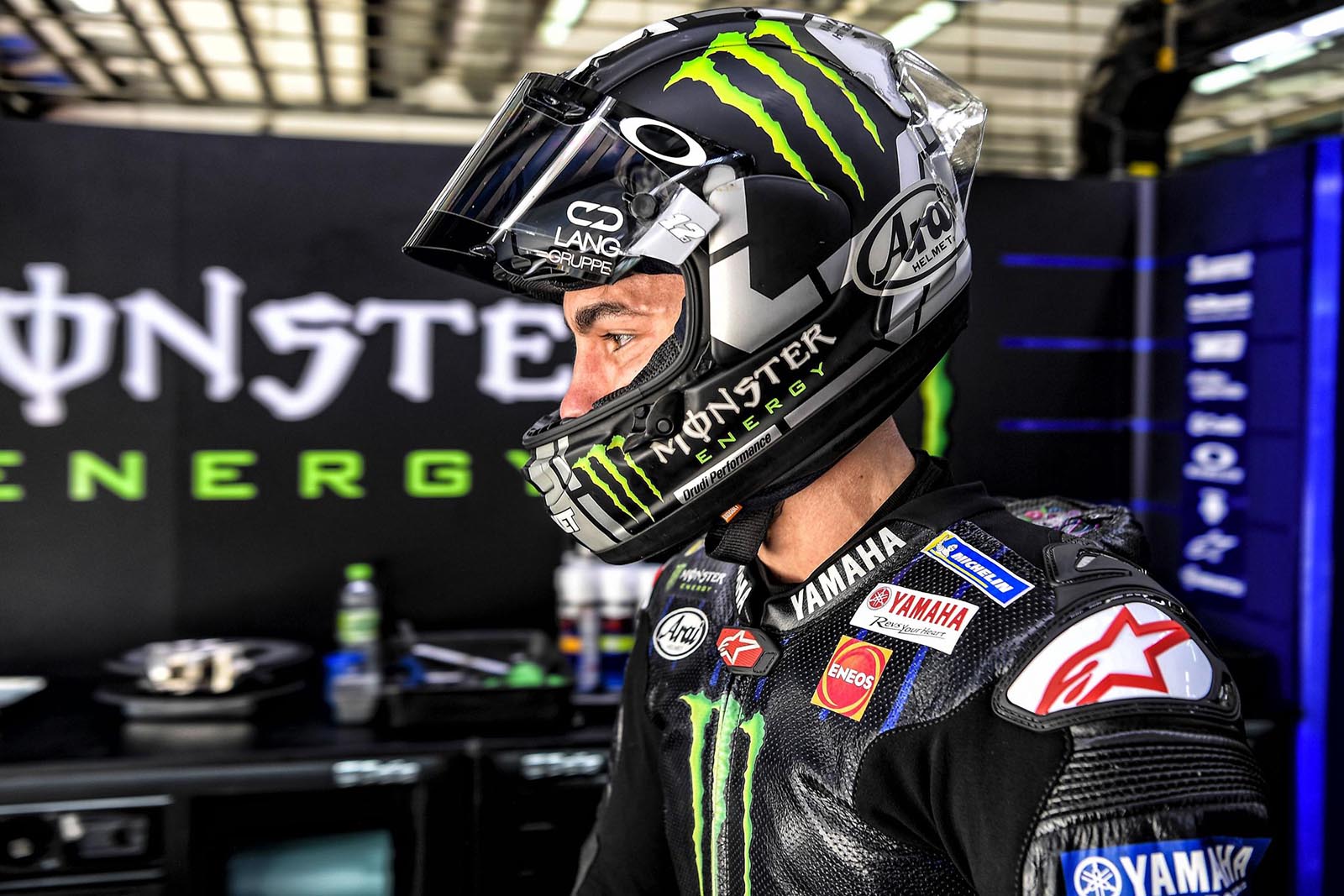眼尖的朋友可能會注意到，MotoGP賽場的Arai與市售版本略有差異