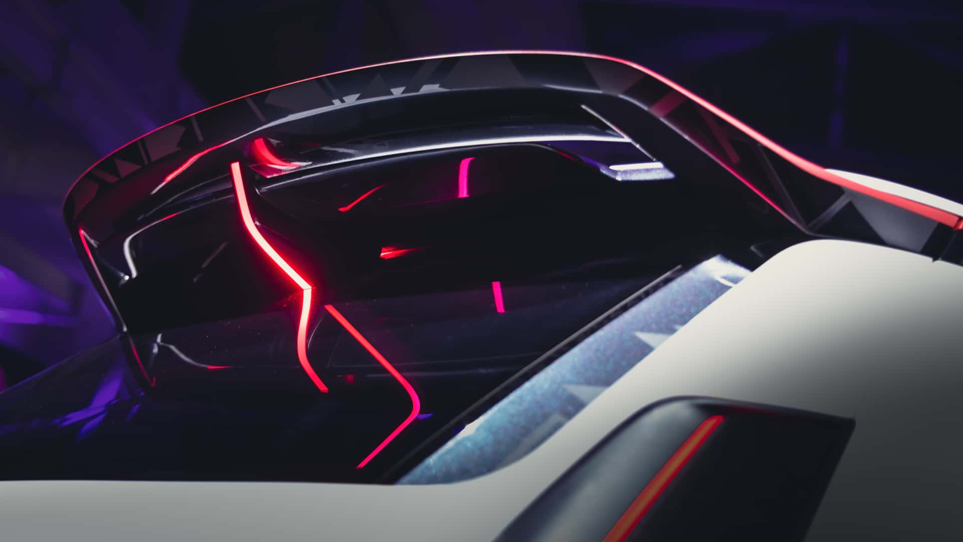 鮮紅色的導光條和誇張大的後擾流板,給人一種拉力賽車的熱血氛圍