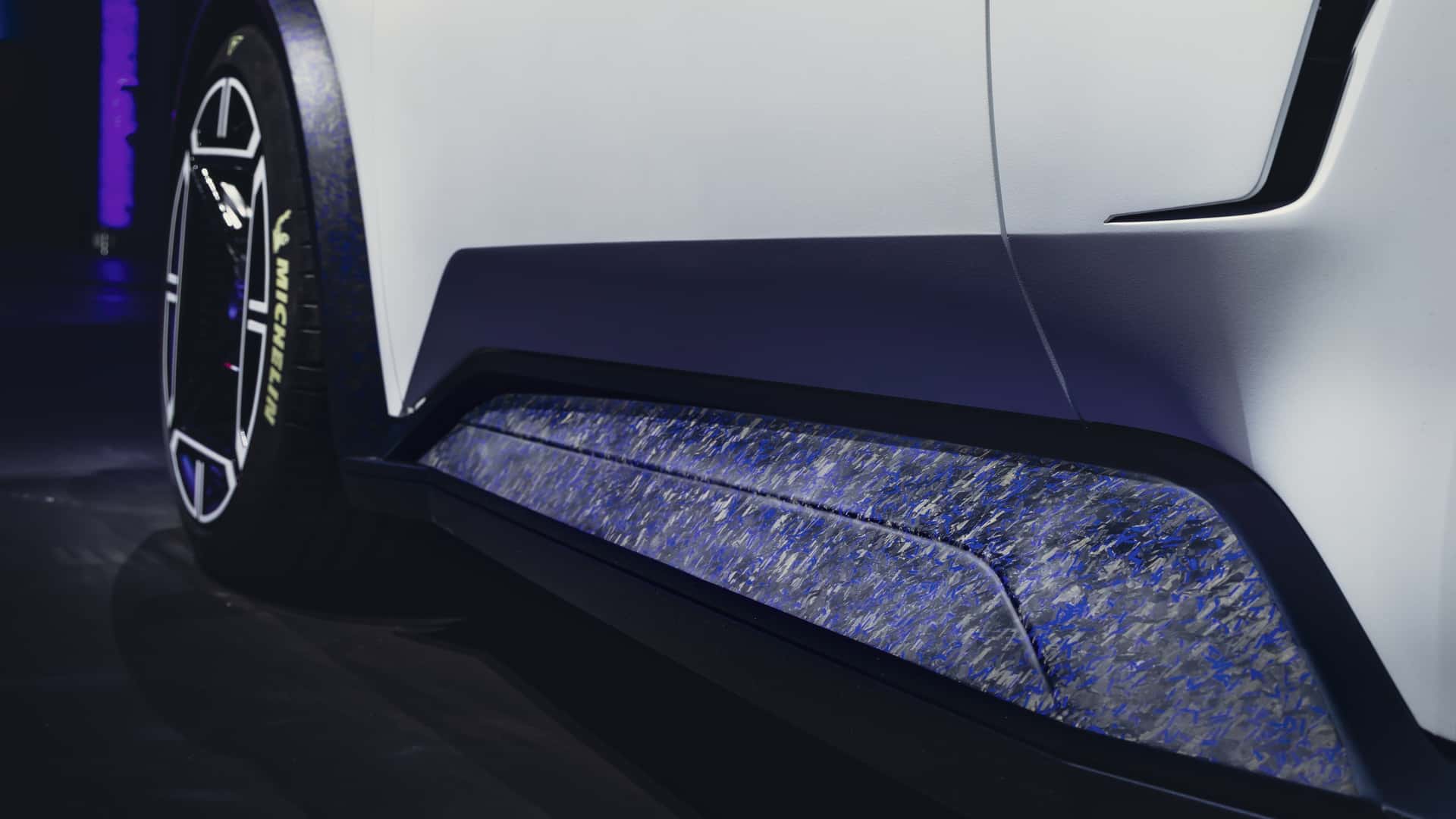 車身上加入不少餐有藍紫色的鍛造碳纖維點綴