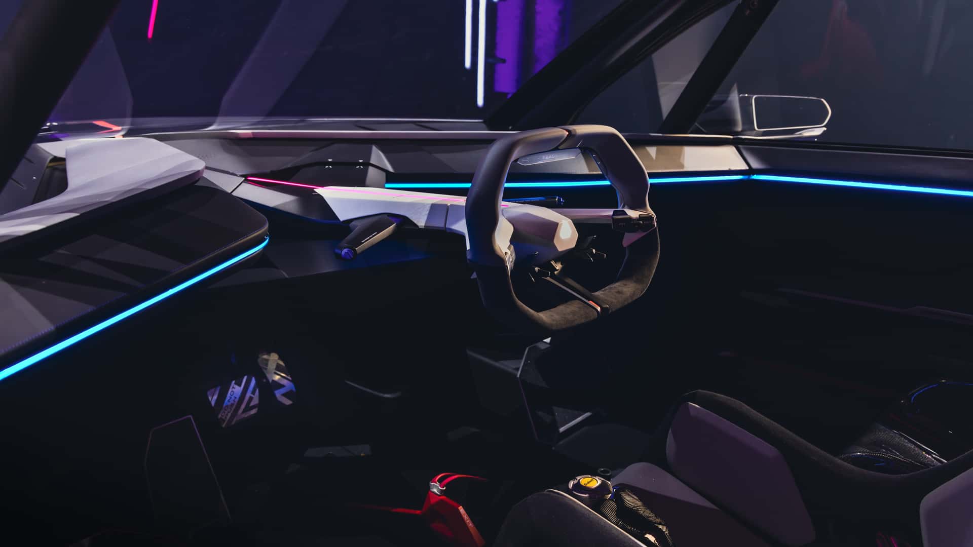 方向盤位於車身中心軸線上,儀表台也以左右包圍駕駛座,層次設計豐富並有氣氛燈點綴