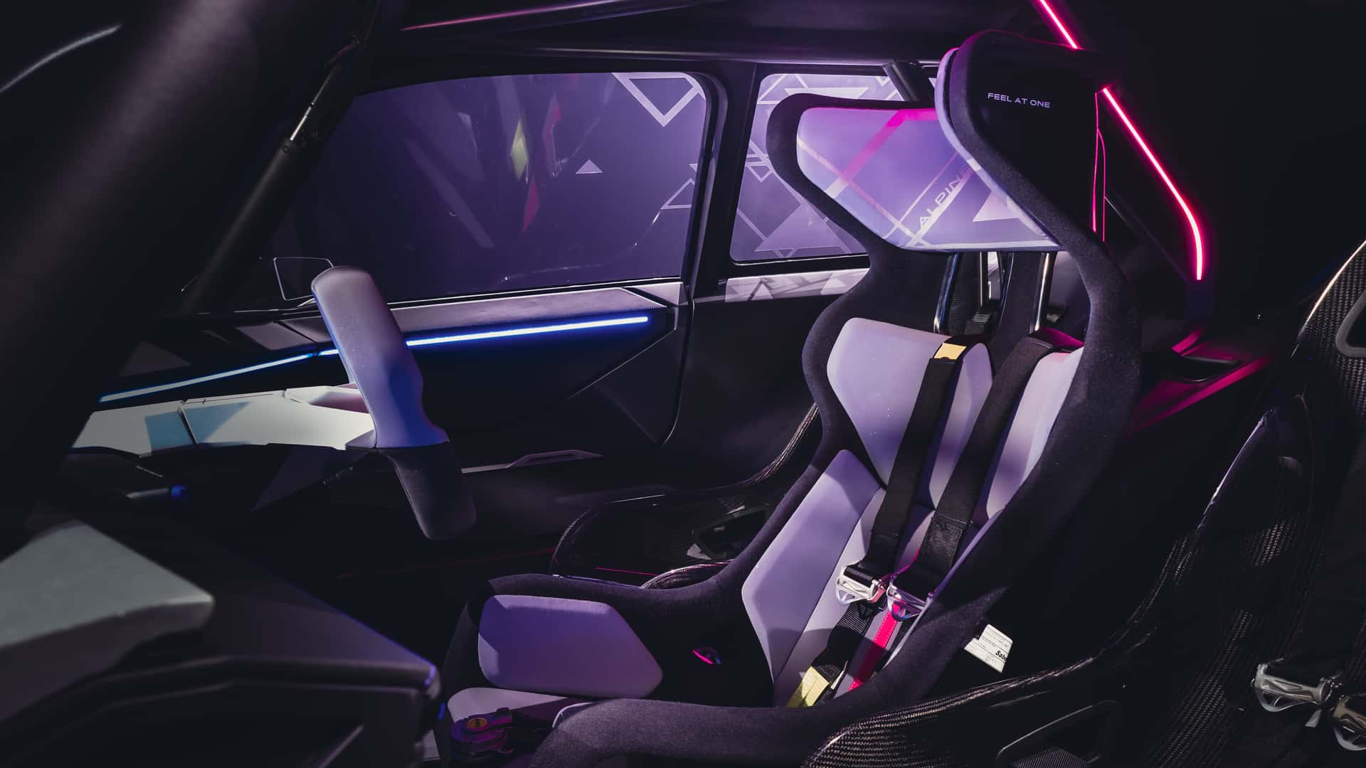 座艙內使用前三座的設計,駕駛座位於正中央