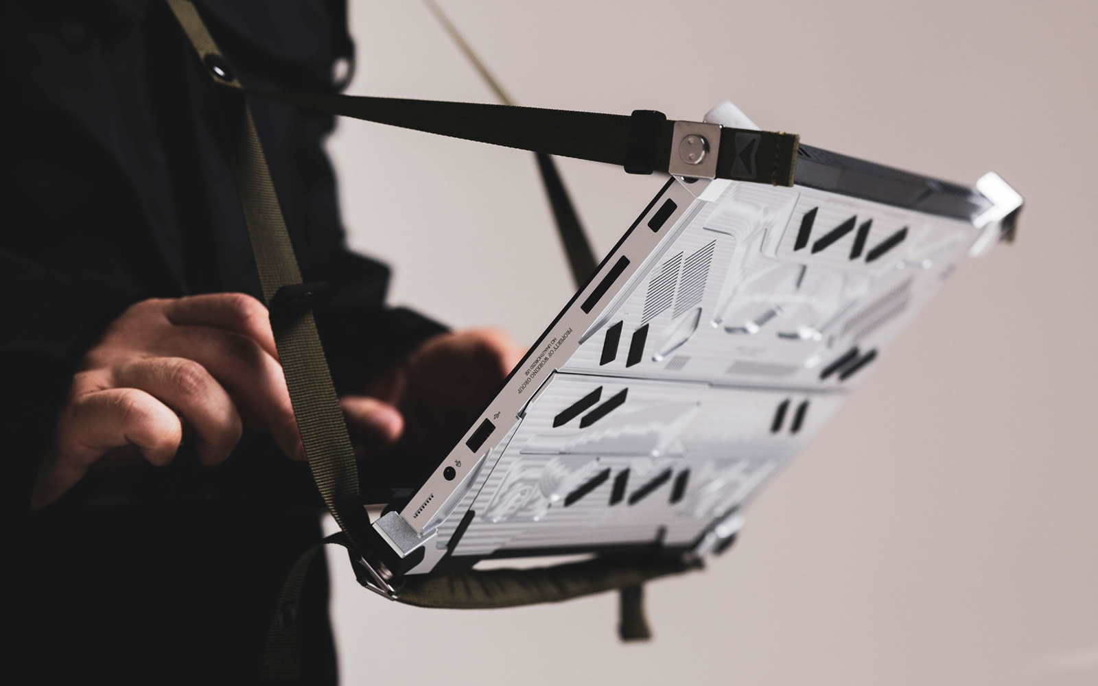 使用背帶可以將筆電放置於腹部高度使用