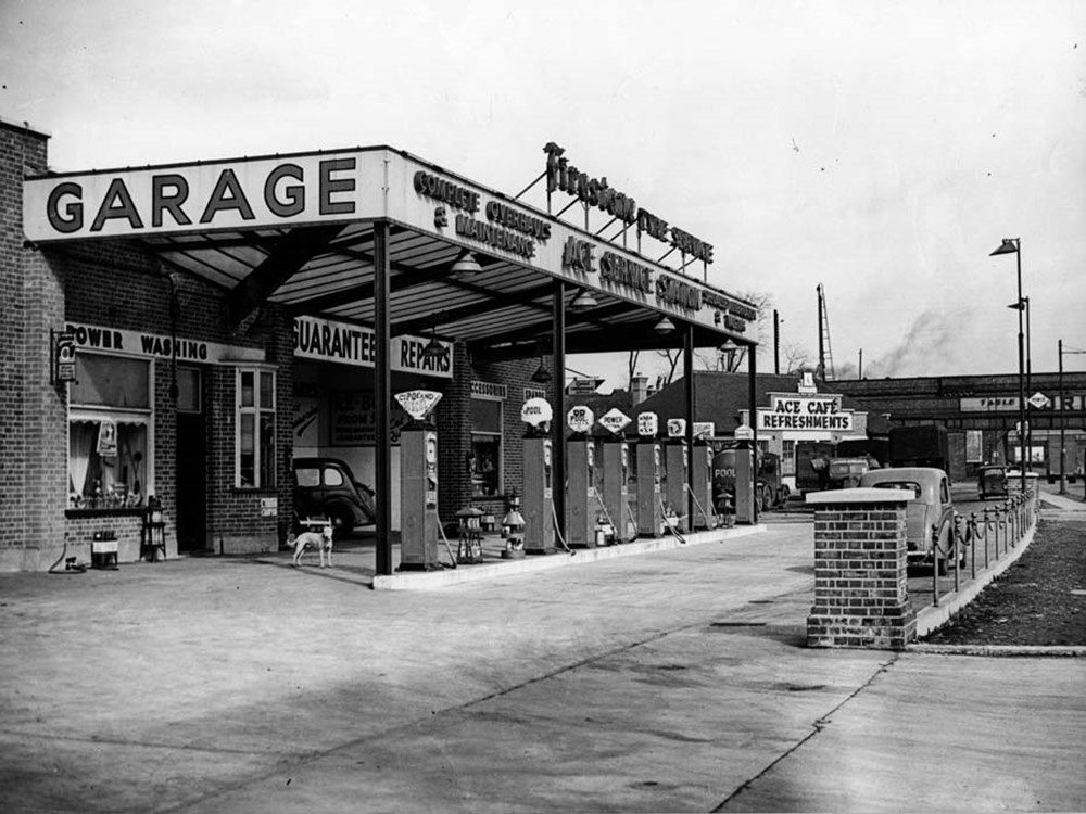 Ace Café作為一個休息站，後方也備有車輛的簡易維修站點，可以讓車主在休息之餘進行簡單的檢修