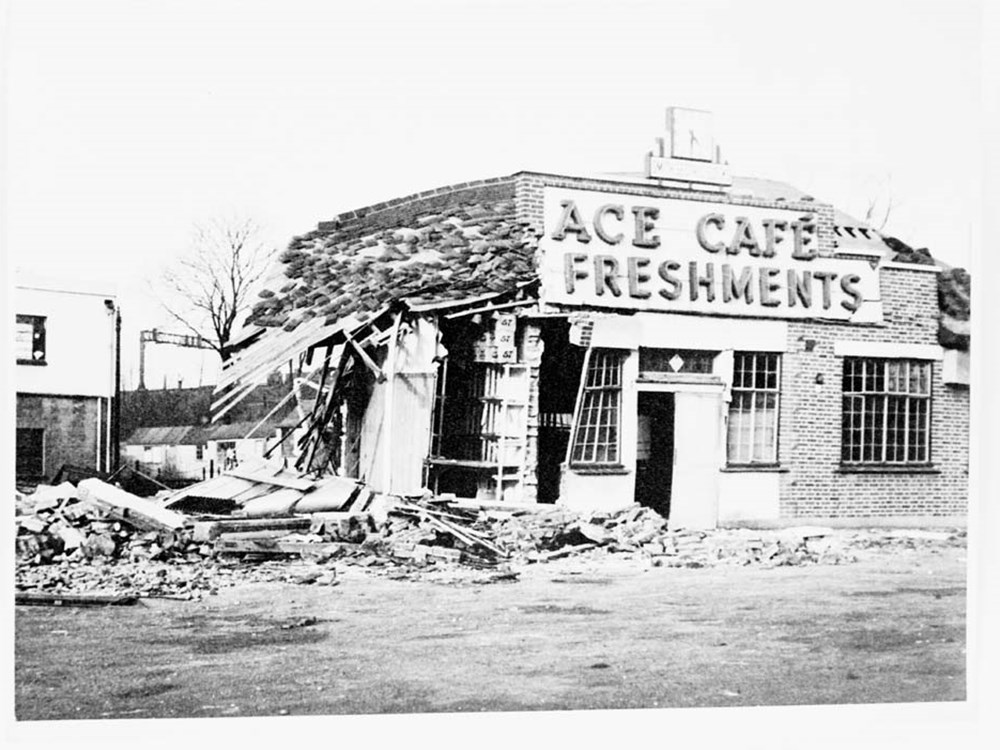 戰爭時被轟炸的Ace Café，在歷經了轟炸之後Ace Café也轉移到了臨時的避難點繼續營業