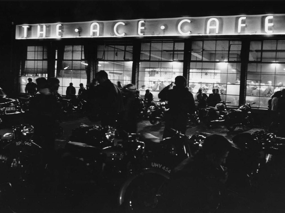 隨著搖滾文化的崛起，Ace Café也逐漸的從單純的休息站變成年輕人尋歡找樂子的地點，到Ace Café點播聽搖滾樂的行為，更衍生出了Café Racer這樣獨特的摩托車文化