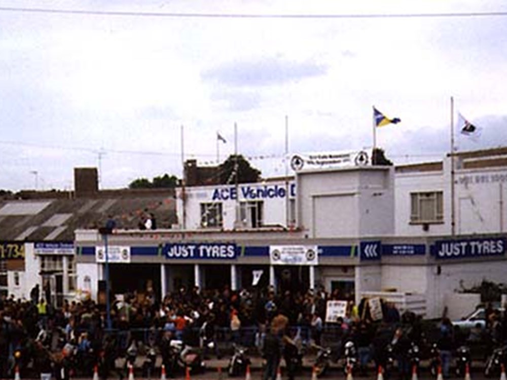 Ace Café於1994年的首次紀念車聚活動，當時有多達一萬兩千人前來同樂，而Ace Café也成功地在2001年在原址重生，重返營業