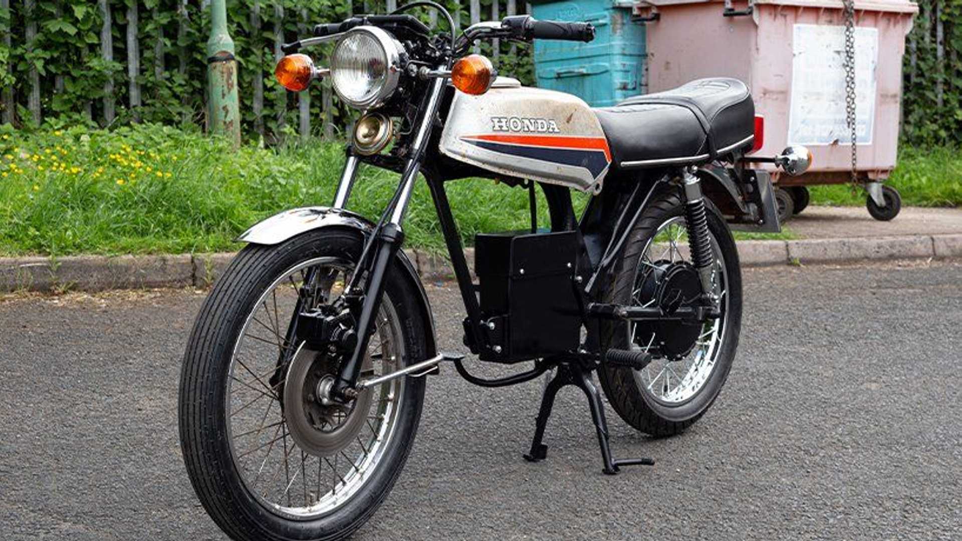 看著空蕩蕩的引擎位置,不知為何讓筆者有種惋惜的感覺