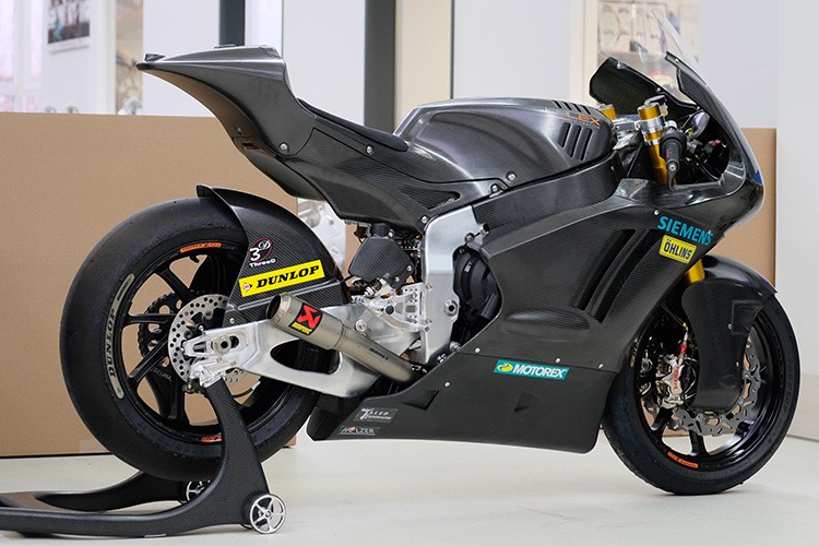 作為Moto2 級別裡的最大車架供應商,KALEX 的腳步必須比任何人都快,這是他們根據新款三缸引擎所做出的原型車,上週才正式曝光